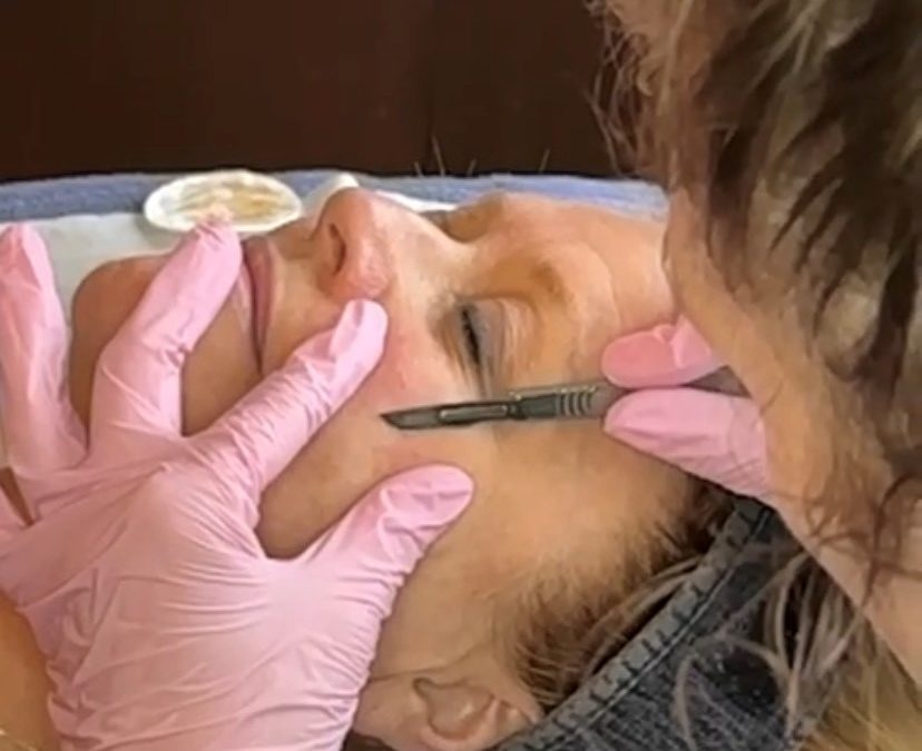 Celebrity red carpet hack – TV presenter Christine Talbot gives Dermaplaning a go!